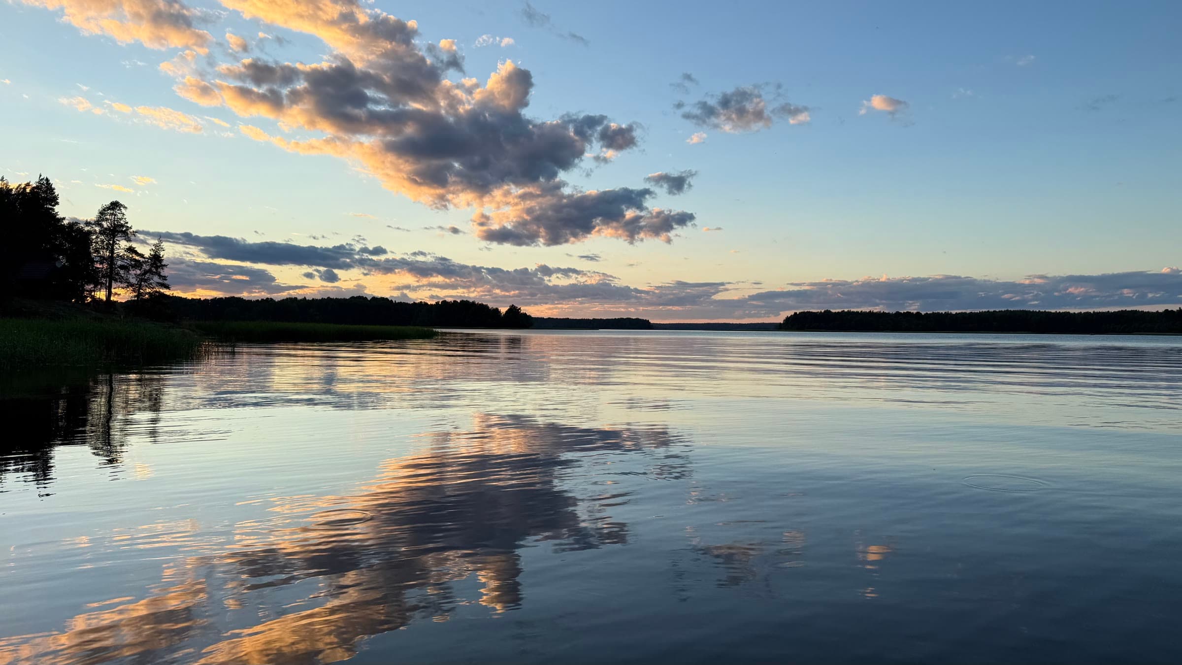 Спокойная вода и острова Выборгского залива в вечернем свете